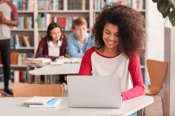 Estudante afro-americano se preparando para exame em biblioteca — Fotografia de Stock