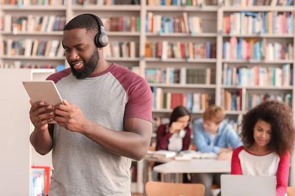 Afrikanisch-amerikanischer Student bereitet sich in Bibliothek auf Prüfung vor — Stockfoto