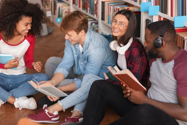 Kütüphanede sınava hazırlanırken kitap okuyan genç öğrenciler — Stok fotoğraf