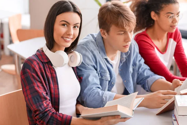Junge Studenten lesen Bücher während der Prüfungsvorbereitung in der Bibliothek — Stockfoto