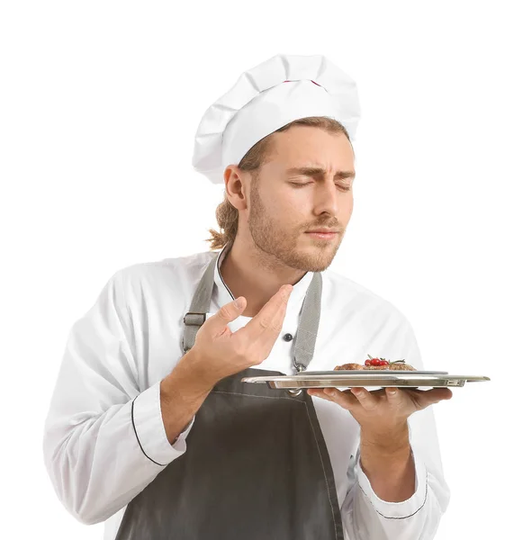 Glücklicher männlicher Koch mit zubereitetem Gericht auf weißem Hintergrund — Stockfoto