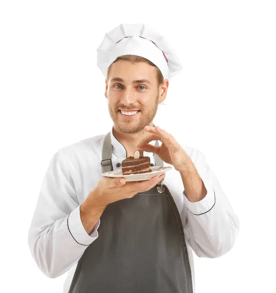 Chef macho feliz con trozo de pastel sobre fondo blanco — Foto de Stock
