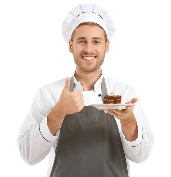 Glücklicher männlicher Koch mit einem Stück Kuchen mit Daumen-hoch-Geste auf weißem Hintergrund — Stockfoto