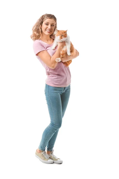Schöne junge Frau mit niedlicher Katze auf weißem Hintergrund — Stockfoto