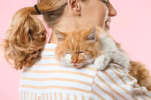 Hermosa mujer joven con gato lindo en el fondo de color — Foto de Stock