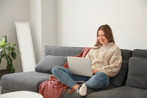 Mujer feliz con portátil descansando en casa —  Fotos de Stock