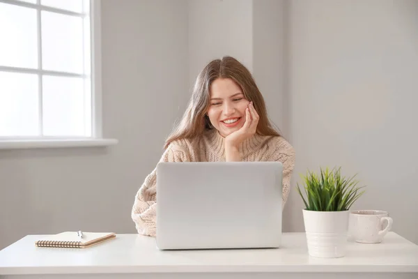Jovem mulher com laptop trabalhando no escritório — Fotografia de Stock