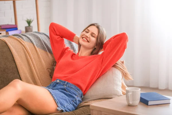 Mulher feliz descansando em casa — Fotografia de Stock