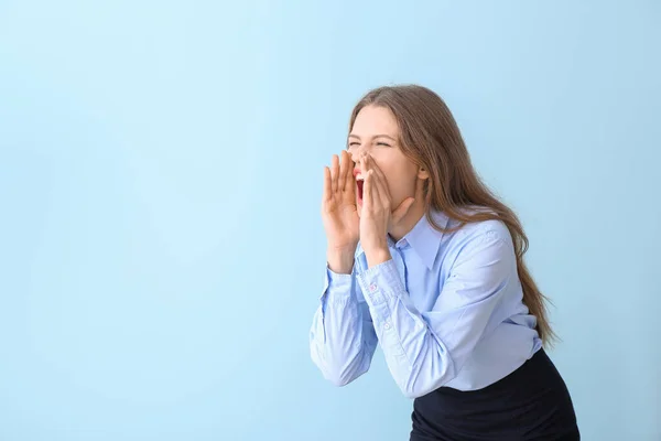 Schreiende Geschäftsfrau auf farbigem Hintergrund — Stockfoto