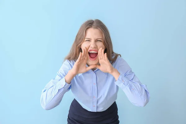 Křičící podnikatelka na barevném pozadí — Stock fotografie