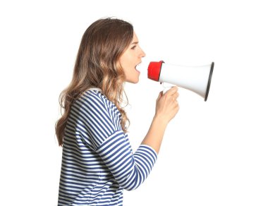 Beyaz arka planda megafonu olan genç bir kadın.