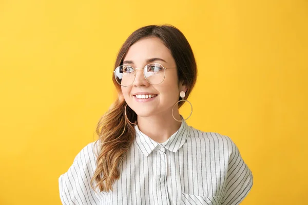 Stylish woman with stylish eyeglasses on color background — Stock Photo, Image