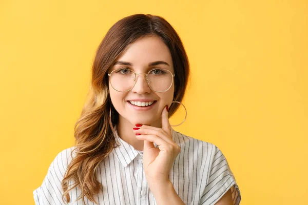 Stijlvolle vrouw met stijlvolle bril op kleur achtergrond — Stockfoto