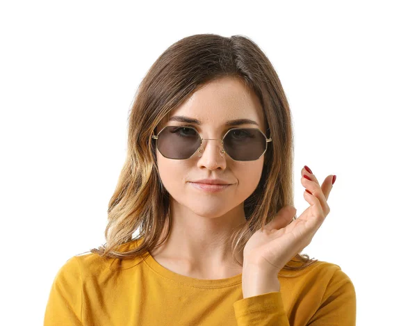 Jovem mulher com óculos de sol elegantes no fundo branco — Fotografia de Stock