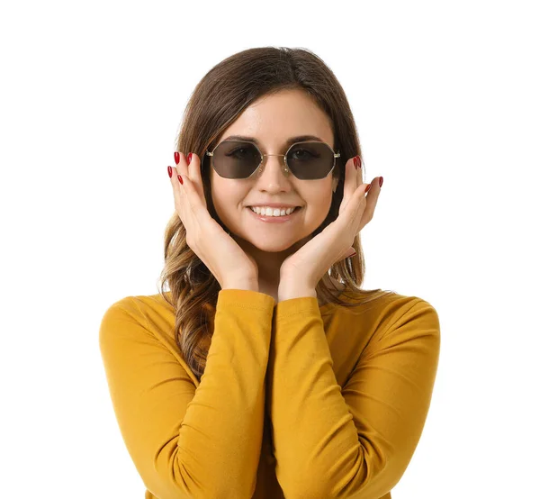 Молодая женщина в стильных солнечных очках на белом фоне — стоковое фото