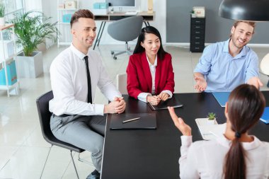 İnsan kaynakları mülakat kadın ofiste komisyon