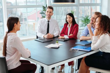 İnsan kaynakları mülakat kadın ofiste komisyon