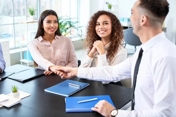 Human resources manager schudden handen met de aanvrager na succesvol interview — Stockfoto