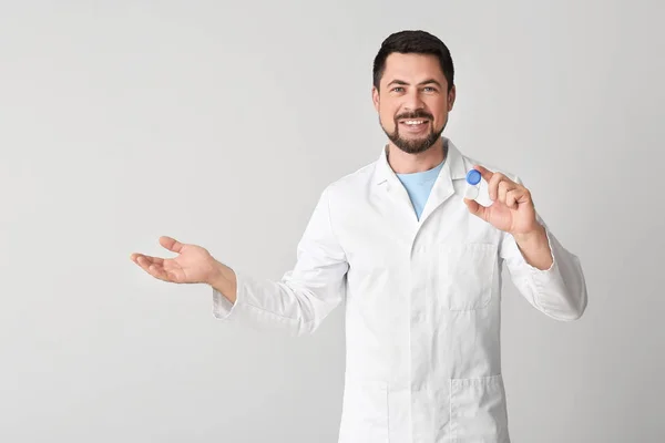 Ophthalmologist with contact lenses on light background — ストック写真