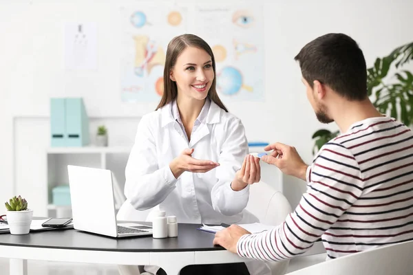 Augenarzt erklärt Patienten den Umgang mit Kontaktlinsen — Stockfoto