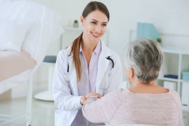 Klinikte Parkinson sendromu olan yaşlı bir kadın doktor.