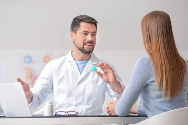 Ophthalmologist explaining patient how to use contact lenses — Stock Photo, Image