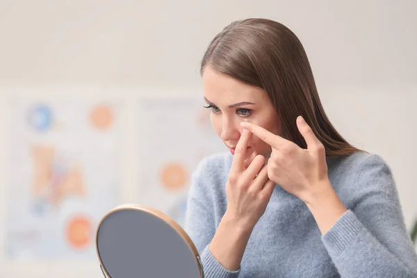 Mujer poniendo lentes de contacto en los ojos en casa — Foto de Stock