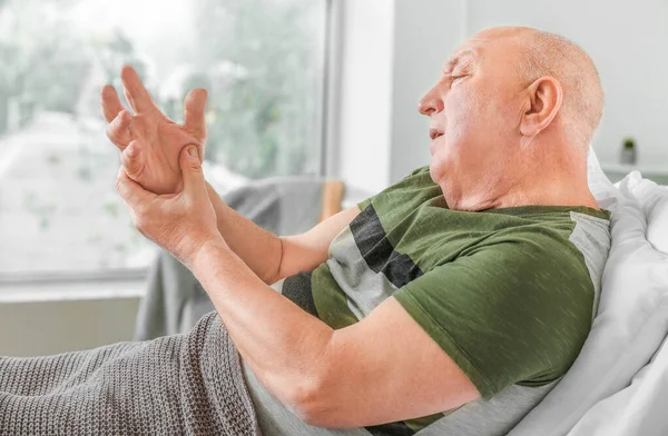 Homme âgé souffrant du syndrome de Parkinson en clinique — Photo