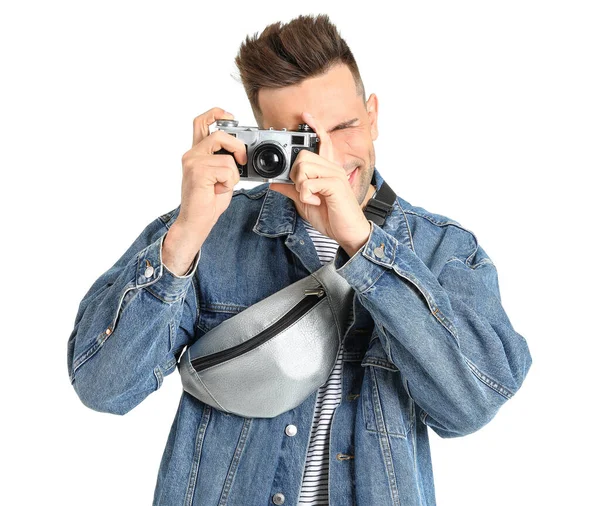 Turista masculino com câmera de foto no fundo branco — Fotografia de Stock