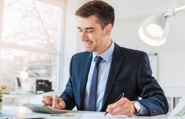 Ofiste çalışan erkek banka müdürü.