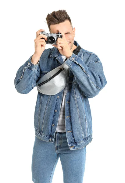 Muž turista s fotoaparátem na bílém pozadí — Stock fotografie