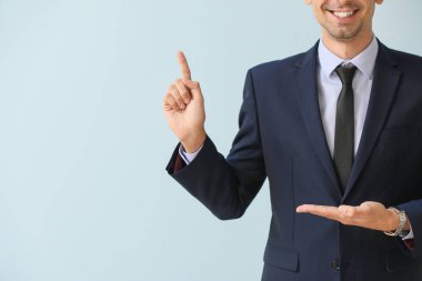 Genç işadamı arka planda sanal ekran kullanıyor