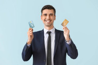 Kredi kartı geçmişi açık bir erkek banka müdürü.