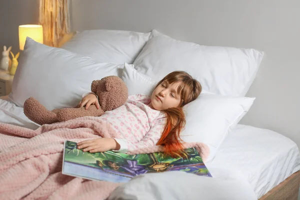 Cute little girl sleeping in bed — Stock Photo, Image