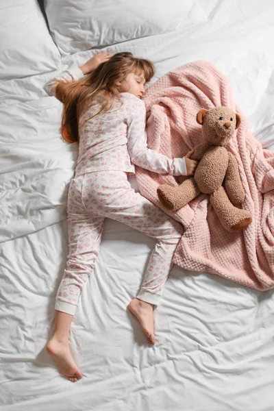 Söt liten flicka sover i sängen — Stockfoto