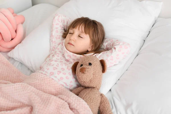 Roztomilá holčička spí v posteli — Stock fotografie