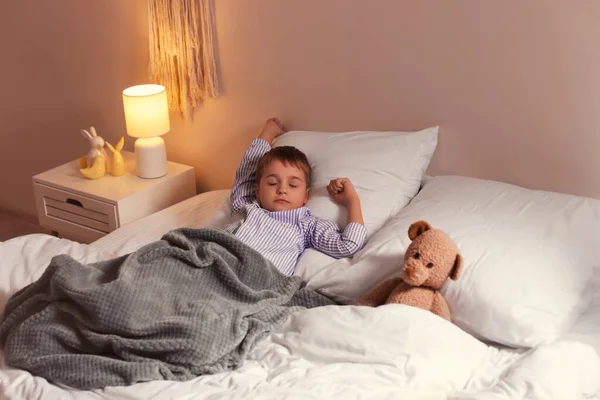 Lindo niño durmiendo en la cama — Foto de Stock