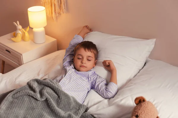 Lindo niño durmiendo en la cama —  Fotos de Stock