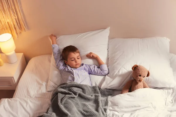 Mignon petit garçon dormir dans le lit — Photo