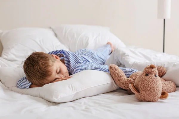 Lindo niño durmiendo en la cama —  Fotos de Stock