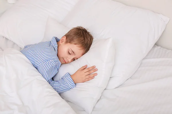 Carino piccolo ragazzo dormire in letto — Foto Stock