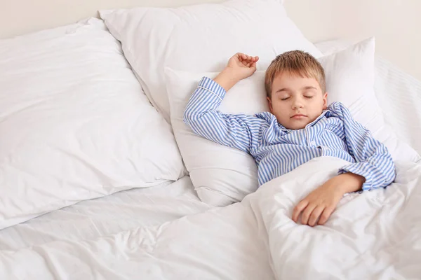 可愛い男の子がベッドで寝てる — ストック写真