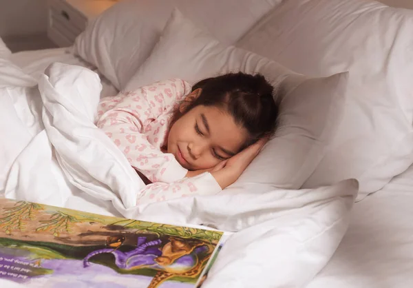 Cute little Asian girl sleeping in bed — Stock Photo, Image