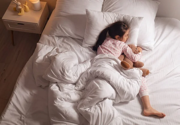 Söt liten asiatisk flicka sover i sängen — Stockfoto
