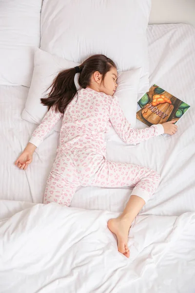 Roztomilé malé asijské dívka spací v posteli — Stock fotografie