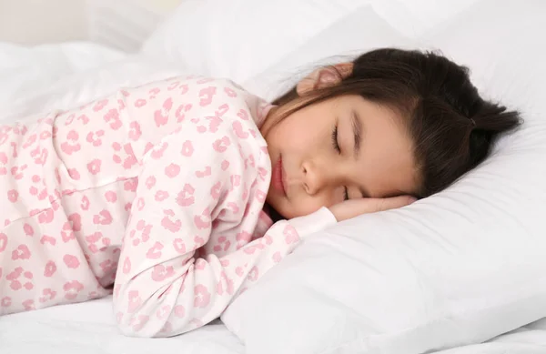 可爱的亚洲小女孩睡在床上 — 图库照片