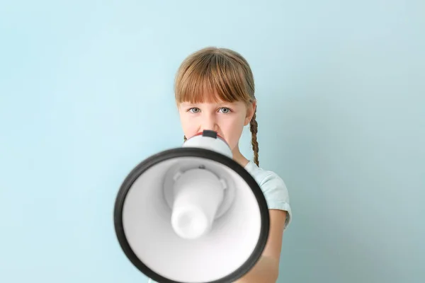 Nettes kleines Mädchen mit Megafon auf farbigem Hintergrund — Stockfoto