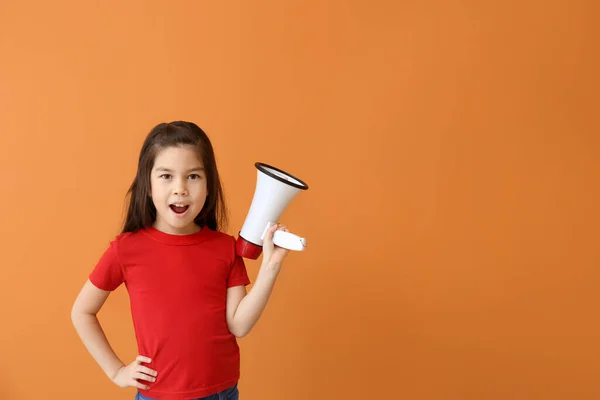 Schattig klein meisje met megafoon op kleur achtergrond — Stockfoto