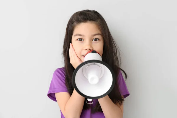 Menina bonito com megafone no fundo branco — Fotografia de Stock