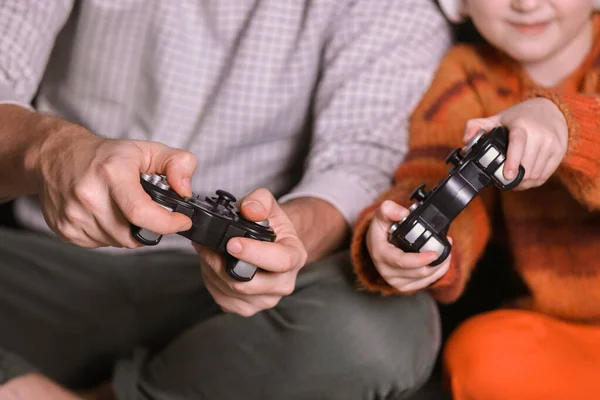 Pai e sua filhinha jogando videogames em casa à noite, close-up — Fotografia de Stock
